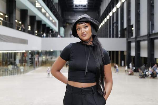 Joy Crookes shines at intimate ‘Tate Lates’ performance in London celebrating her new album ‘Juniper’