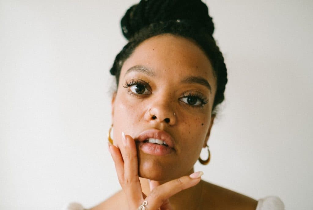 Dublin’s Shiv Unveils All-New Lush & Compelling Single “Letting You Know”