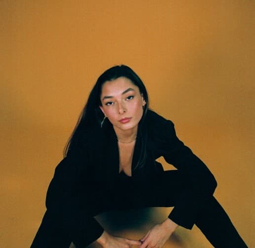 South London Songstress Loie Unveils Debut Sizzler “Take You There”