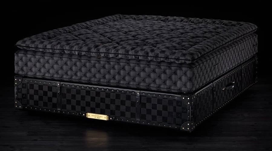 DRAKE SLEEPS ON RARE $400K MATTRESS MADE OF HORSEHAIR & STINGRAY SKIN