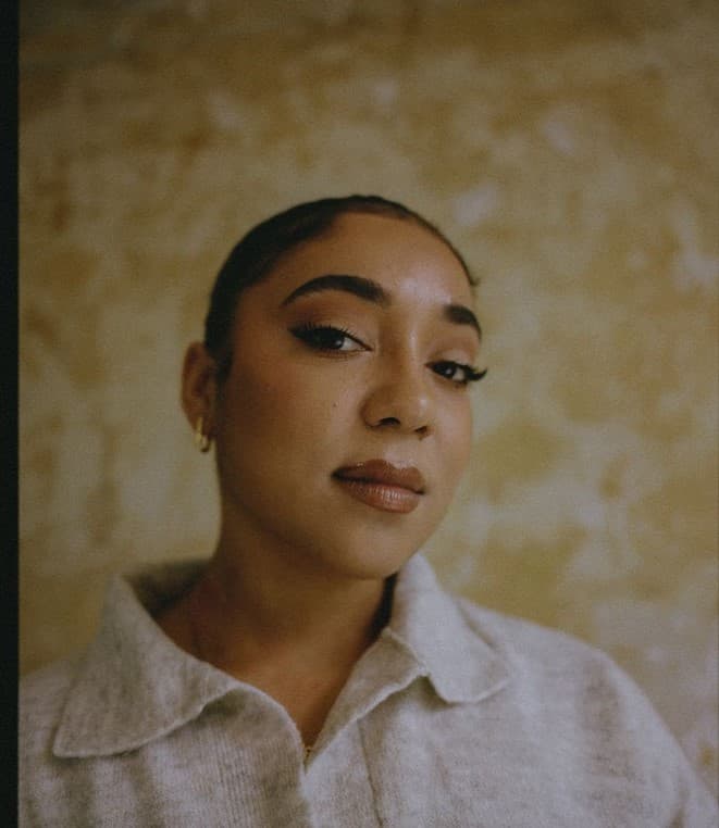 Ellie Parris Makes Her Debut With Nonchalant Drop “Seasons”